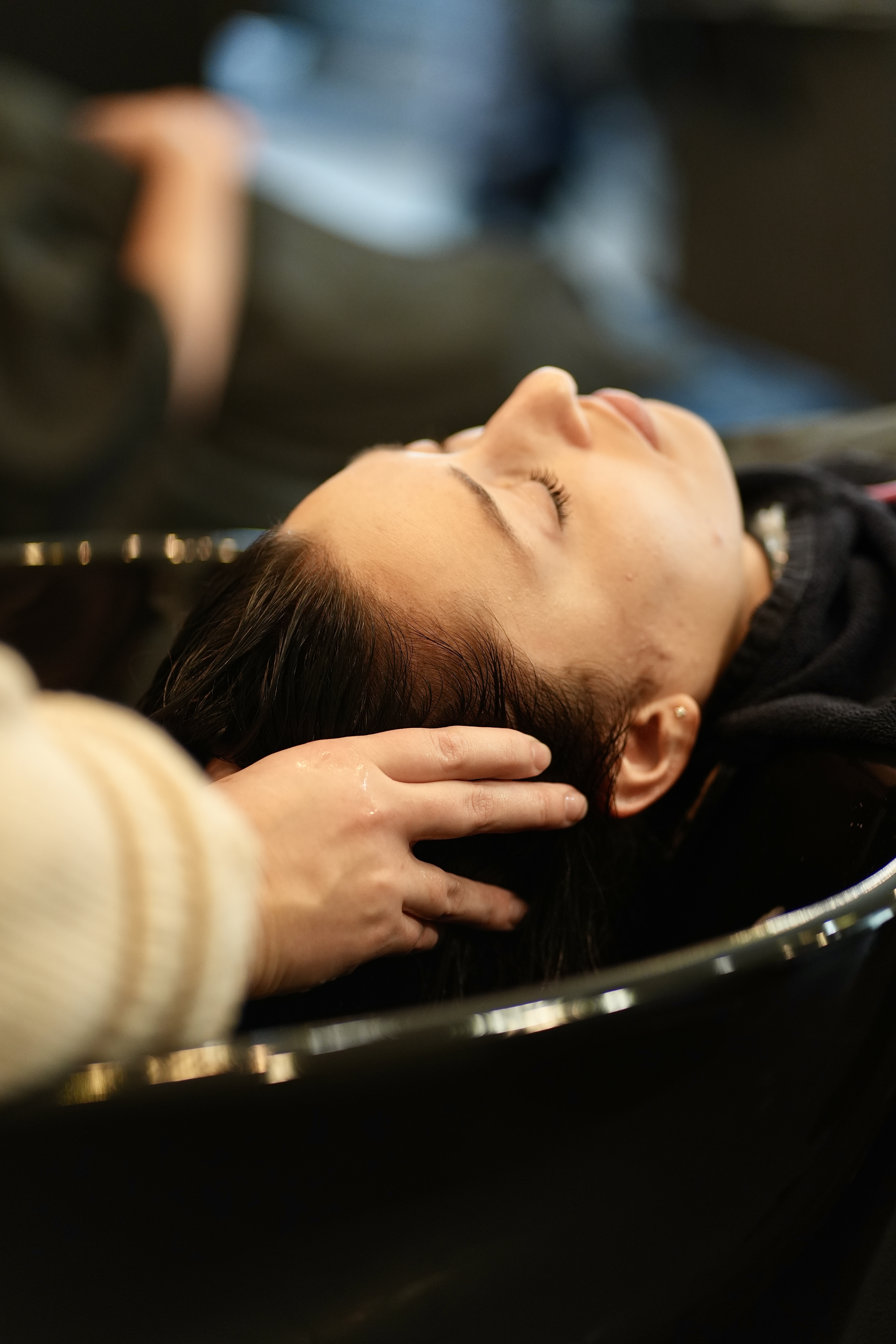 A guest at the wash basin during a treatment
